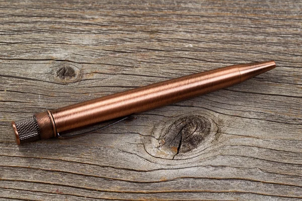 Vintage kovové pero na rustikální dřevo — Stock fotografie