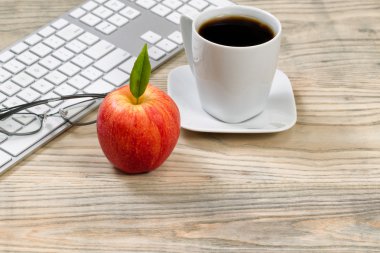 Olgun Kırmızı elma için office meze üstünde ahşap okul sırası, yakın çekim 