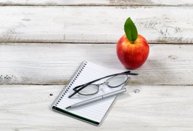 Basit yazma ve rustik ahşap kurullarında öğeleri okuma 