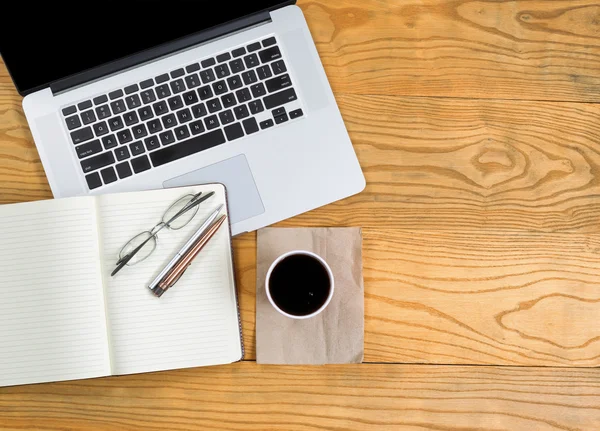 Computer met het schrijven van hulpmiddelen en donkere koffie bovenop desktop — Stockfoto