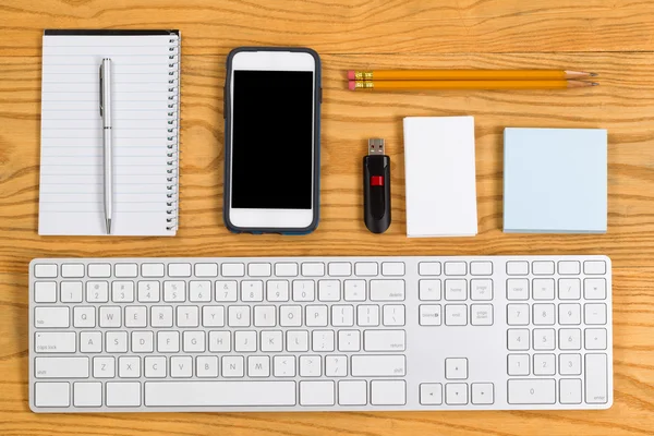 Organisierter Schreibtisch mit Schreibwaren und Werkzeugen für die tägliche Arbeit — Stockfoto