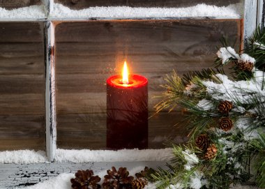 Noel ev pencere ve çam ağacı kırmızı mum kar ile kaplı