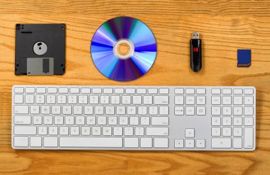 Technolo göstermek için dizilmiş taşınabilir veri depolama aygıtları