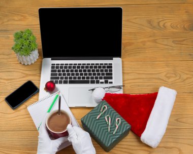 Noel baba Merhaba üzerinde çalışmak hazırlarken sıcak çikolata içme