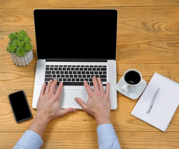 Manliga händer skriva på laptop tangentbord — Stockfoto