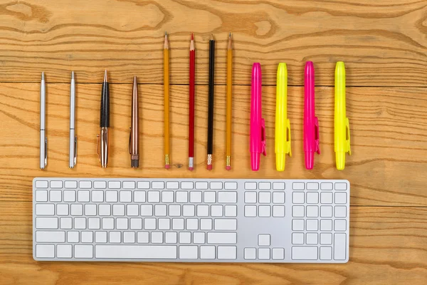 Инструменты записи с клавиатурой на рабочем столе — стоковое фото