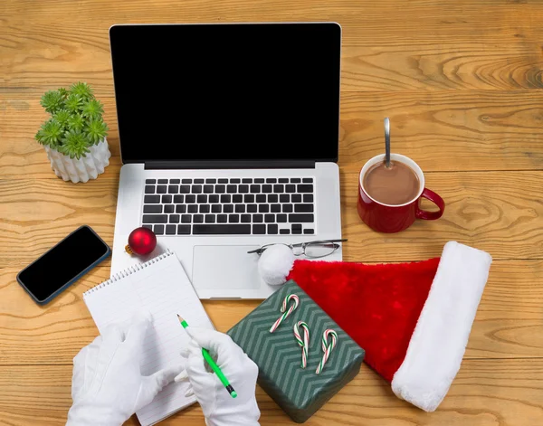 Santa Claus comienza su lista de regalos antes de las vacaciones de Navidad — Foto de Stock