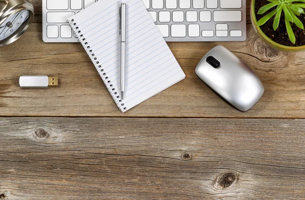 Bureau rustique avec accessoires sur la partie supérieure — Photo