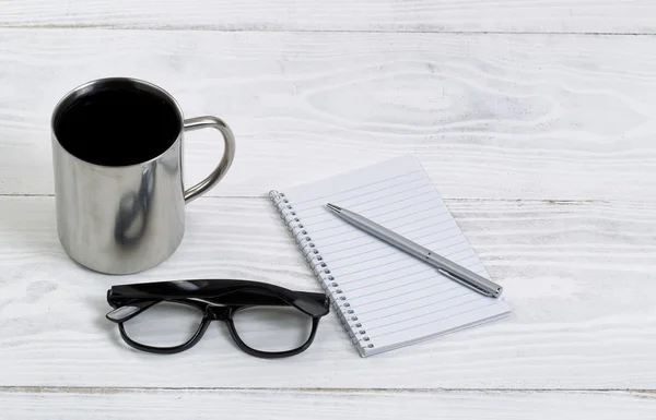 Caffè fresco con bicchieri da lettura e materiali da scrittura — Foto Stock