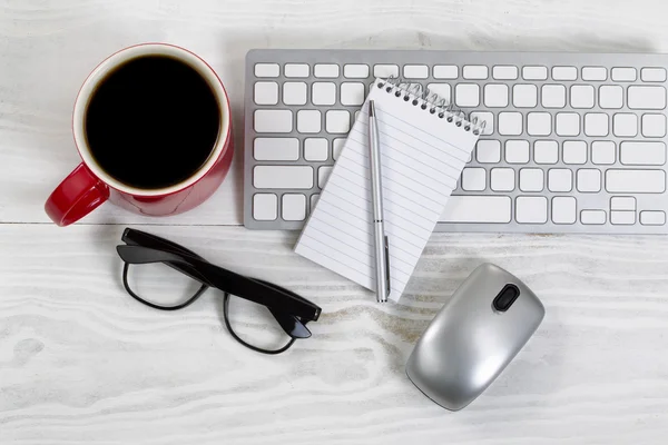 Werkruimte met technologie en koffie op witte bureaublad — Stockfoto