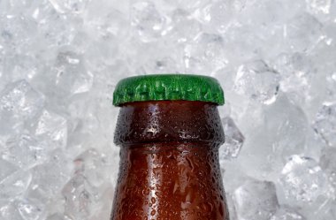 Tek bira şişe kapağı aşağı buz yığını üzerinde soğutma