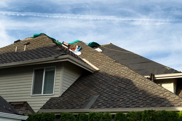 Le toit de la maison est remplacé par de nouveaux matériaux de toiture composites — Photo