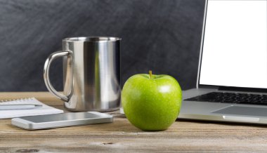 Eski bir ahşap sınıf masaüstü teknoloji ile yeşil elma