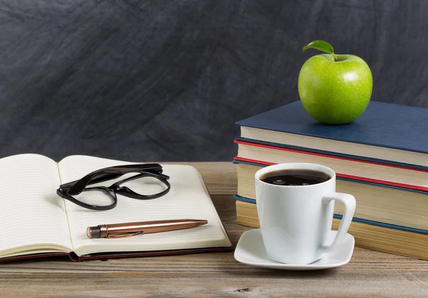 Desktop för lärare i klassrummet — Stockfoto