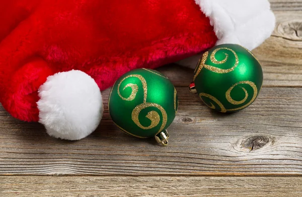 Santa mössa med gröna ornament på träskivor — Stockfoto