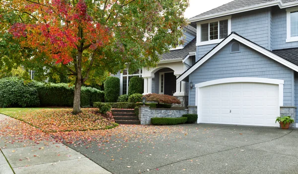 Early autumn with modern residential single family home — Stock Photo, Image