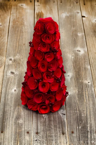 Red wooden Christmas tree and berries on rustic wood — Stock Photo, Image