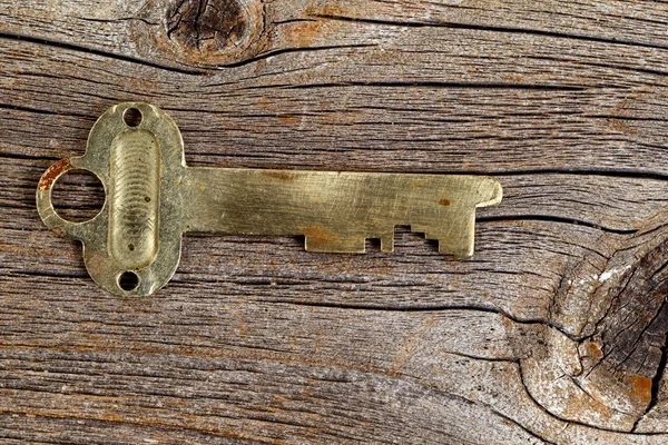 Vintage-Schlüssel auf rustikalem Holz — Stockfoto