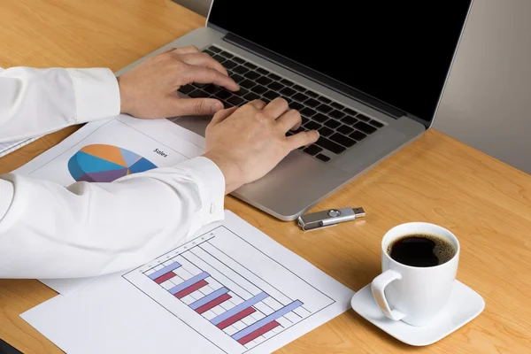 Las manos de la mujer escribiendo en el teclado del ordenador portátil mientras trabaja en finanzas — Foto de Stock