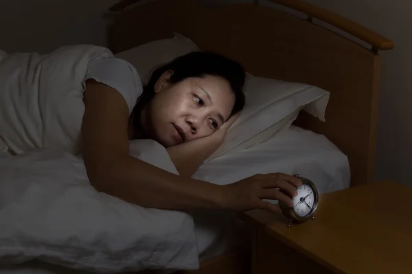 Volwassen vrouw rusteloze nacht tijde — Stockfoto