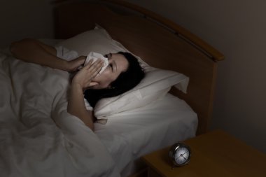 Olgun kadın gece yatakta yatan ise hasta