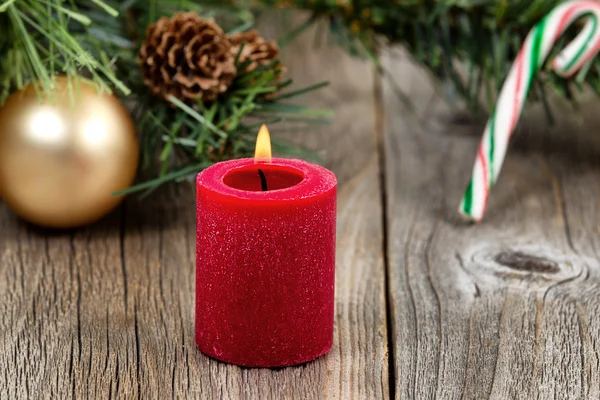 Queimando vela de Natal vermelho com evergreen e ornamentos em rus — Fotografia de Stock