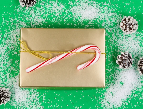Tatil hediye kutusu karlı yeşil zemin üzerine — Stok fotoğraf