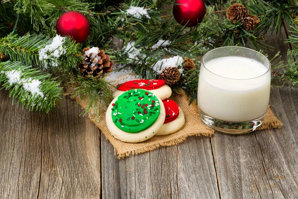 Bunte süße Zuckerkekse und Milch für die Weihnachtszeit — Stockfoto