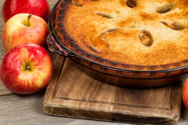 Taze pişmiş organik ev yapımı elma pasta ahşap sunucu üzerinde 