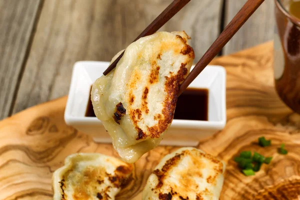 Handgemachte chinesische Knödel in Essstäbchen fertig zum Essen — Stockfoto