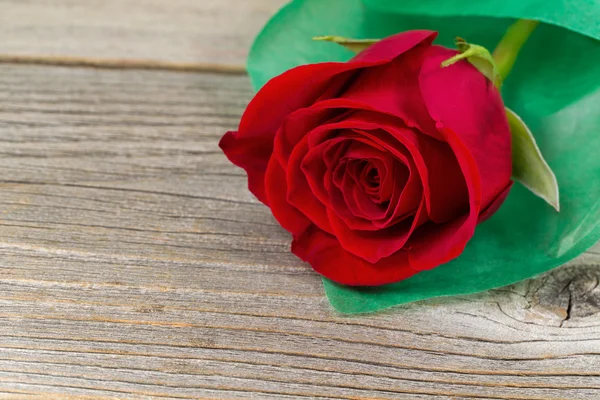 Happy Valentines day with single freshly cut red rose on rustic — Stock Photo, Image