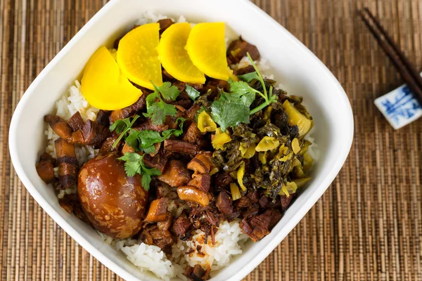 Chinees varkensvlees en ei schotel in kom klaar om te eten instellen — Stockfoto