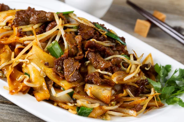 Chinesische scharfe Rindfleisch-Gemüse-Gericht in Tellereinstellung bereit, um — Stockfoto