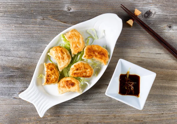 Chinesische gebratene Knödel Gericht mit Dip-Sauce fertig zum Essen — Stockfoto