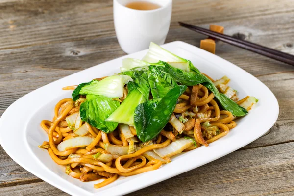 Fideos picantes chinos y plato de verduras en la placa de ajuste listo t — Foto de Stock