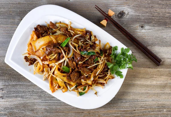 Plaka yemeye hazır ayarı Çin Baharatlı biftek yemek — Stok fotoğraf