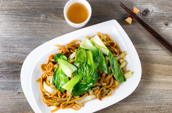Fideos picantes chinos y plato de verduras con té verde —  Fotos de Stock