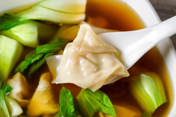 中国のワンタン スープ青梗菜食べて準備ができて — ストック写真