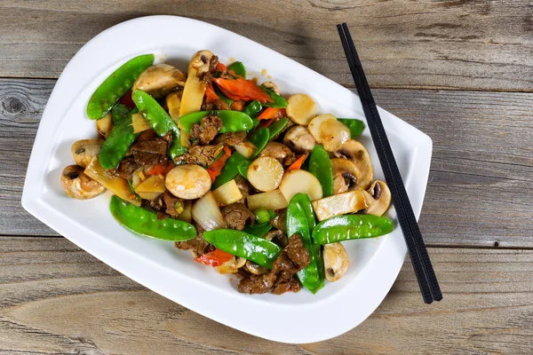 Китайская нарезанная говядина и овощное блюдо готовы к употреблению — стоковое фото