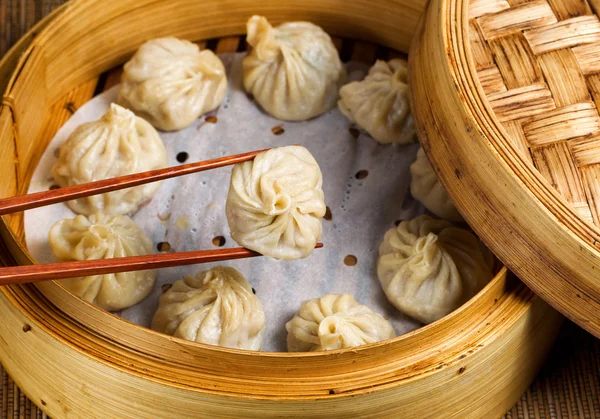 Vers gestoomde Chinese dumplings uit bamboe stoomboot klaar om te — Stockfoto