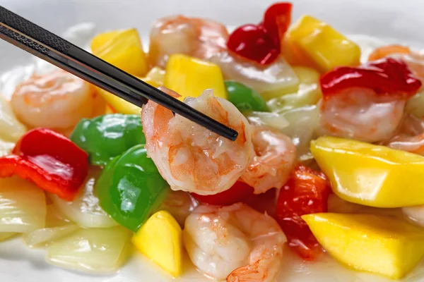 Fresh shrimp and peppers on white serving plate ready to eat — Stock Photo, Image