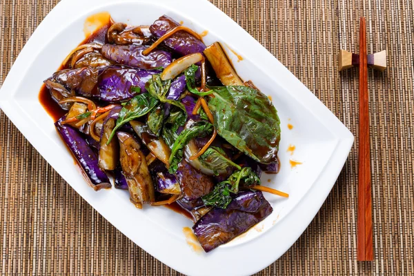 Bereid sappige aubergine en basilicum kruid schotel — Stockfoto