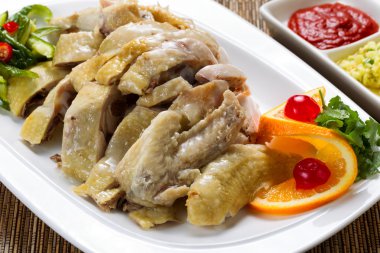 Dilimlenmiş tavuk ve daldırma sos plaka hizmet veren beyaz üzerine kavrulmuş