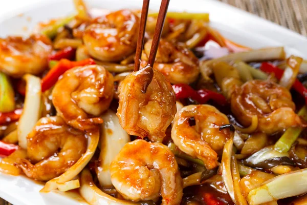 Curry-Garnelen und Paprika auf weißem Servierteller fertig zum Essen — Stockfoto