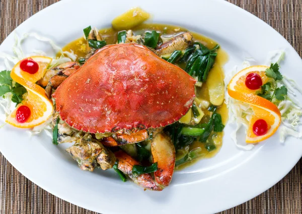 Whole cooked Dungeness crab with green onion sauce on white serv — Stock Photo, Image