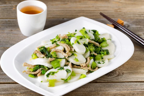 Klebrige Reisscheiben mit Hühnchen und Gemüsegericht fertig zum Essen — Stockfoto