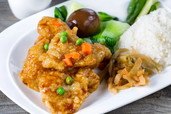 Frittierter Fisch und Extras zum Mittagessen in weißem Teller fertig zum Essen — Stockfoto