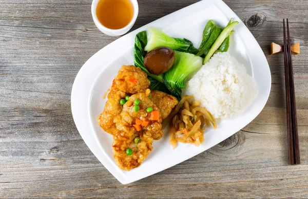 Gebratener Fisch zum Mittagessen in weißem Teller fertig zum Essen — Stockfoto