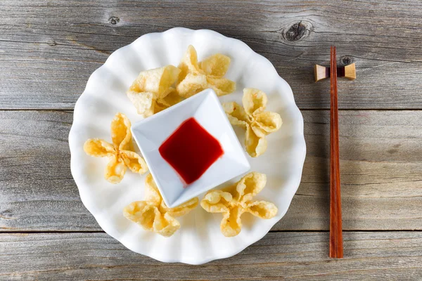 Жареные раковины и сладкий соус в белой миске на русовых — стоковое фото