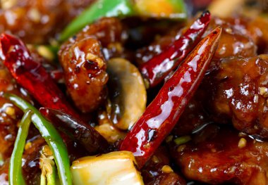 Biber baharatlı kırmızı sıcak Şili ile tavuk ve sebze yemek